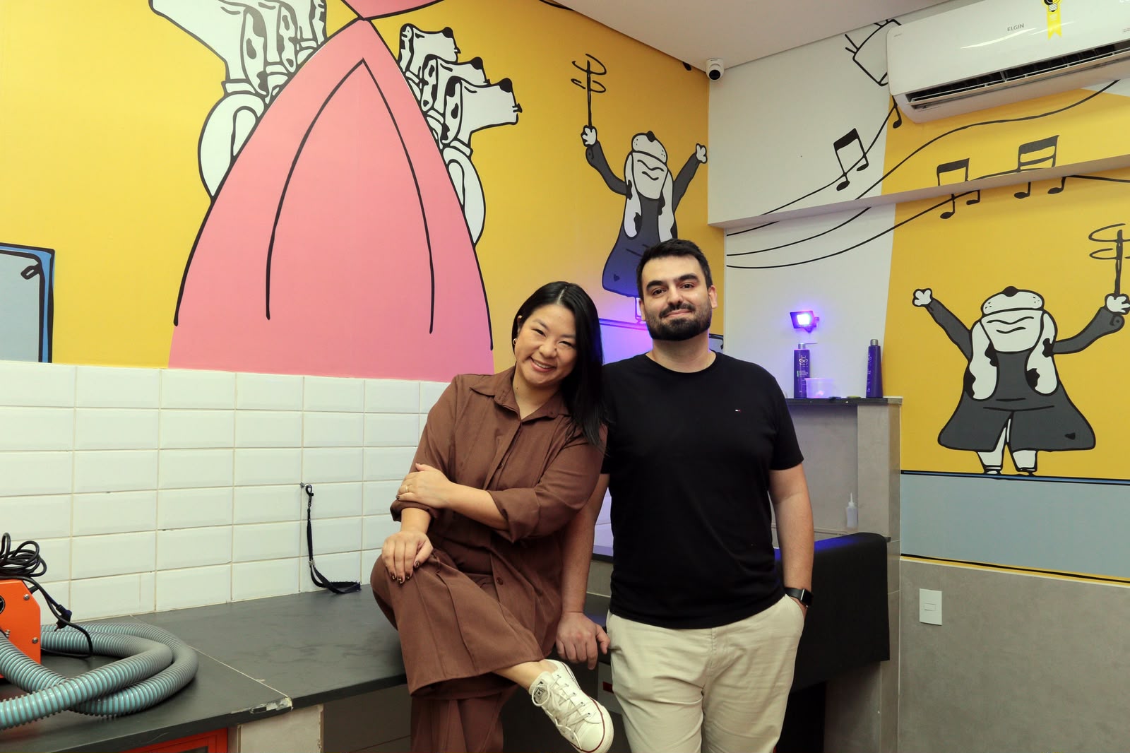 Fundadores do Clube04 pet shop no espaço de banho e tosa para cães