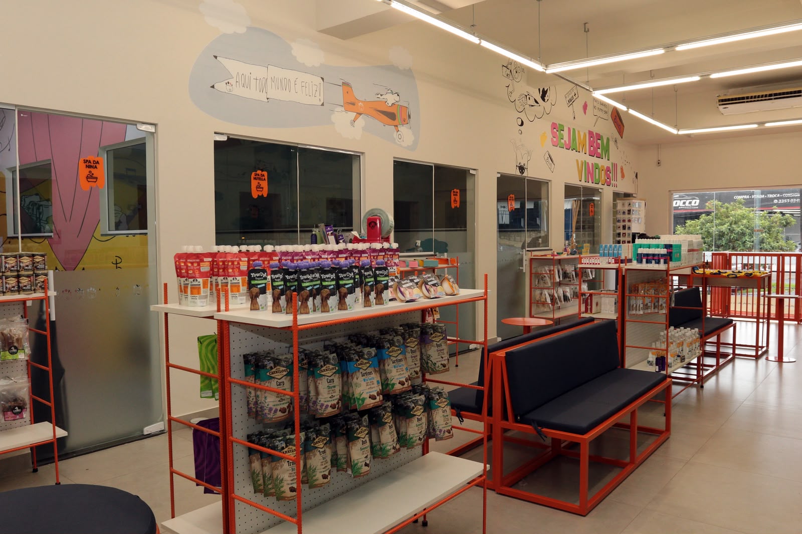 Interior do pet shop Clube04 com produtos premium para cães
